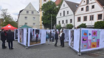 Bild: fz
Zwischen Stadtbrunnen und dem Alten Rathaus in Weiden thematisieren 15 Leinwände die Krankheit Demenz.