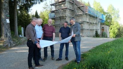 Bild: jbe
Architekt Richard Kraus, Kirchenpfleger Alfons Meierhöfer, Vorsitzender des Fördervereins Franz Schraml, Mesner Markus Dietrich und Pfarrer Martin Besold (von links) beim Studium der Pläne für die Umbaumaßnahmen der Steinwaldkirche.