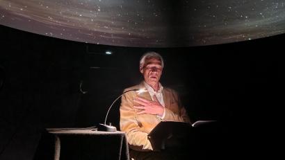 Bild: Stephanie Hüttner
Autor Rudolf von Waldenfels entführte die Zuhörer seiner Lesung in Ursensollen "In die Nacht": Der Sternenhimmel in der Kuppel des Planetariums bot die perfekte Kulisse für diesen besonderen Abend.