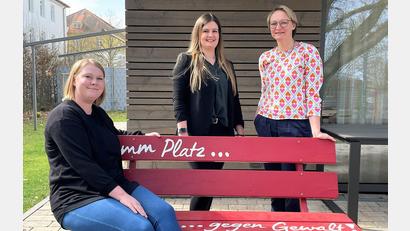 Bild: Susanne Schwab
Hand in Hand arbeiten Julia Möbus vom SkF (sitzend) und Marion Burnikel von der PI Amberg (hinten rechts) bei akuten Fällen häuslicher Gewalt zusammen. Rebecca Hahn vom Polizeipräsidium Regensburg (hinten links) bedankte sich für diesen Einsatz, der in Amberg bestens funktioniert.