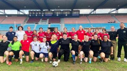 Bild: Stadt Amberg
Die Fußballerinnen aus Trikala und Amberg trainieren zusammen.