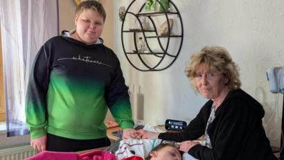 Bild: wrl
Seit Oktober ist Lukas wieder zu Hause bei seiner Familie. Seitdem sei er ein ganz anderer Junge, finden Mutter Alexandra Vogl und Bruder Tom.