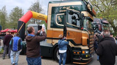 Archivbild: bsc
Bei herrlichem Frühlingswetter feierte der Verein „Bäärenbande“ 2023 mit vielen Besuchern und Lkw-Begeisterten das dritte Trucker-Treffen in Friedenfels. Am kommenden Wochenende steht eine Neuauflage auf dem Programm.