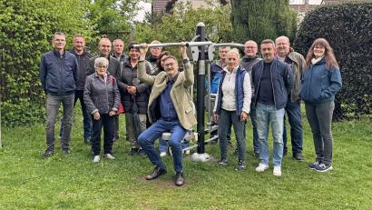 Bild: Irmgard Prechtl/exb
Bürgermeister Hans Prechtl (Mitte sitzend) und Michaela Heigl vom TSV Stulln eröffneten gemeinsam mit Bauhofmitarbeitern sowie Vertretern des Gemeinderats und des TSV den neuen Fitnessparcour auf dem Spielplatz Weideweg in Stulln.