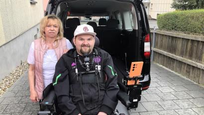 Bild: wro
Sylvia Hauser und ihr Sohn Patrick freuen sich über das behindertengerecht umgebaute Fahrzeug und sind für die Unterstützungen sehr dankbar.