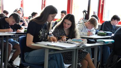 Bild: ubb
Gastschülerin Teresa aus Karlsbad (vorne, rechts) kann bereits nach wenigen Wochen sehr gut Deutsch sprechen und lesen. Wenn sie etwas nicht versteht, hilft ihr die ganze Klasse 9a, wie hier ihre Banknachbarin Anna.