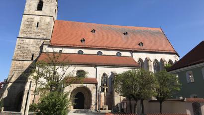 Bild: mma
Viele Treffen bekam damals der Turm der Pfarrkirche ab und der Wind pfiff durch das fensterlose Kirchenschiff.