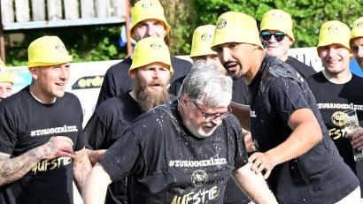 Bild: Hans Wunder
Aushilfstrainer Georg Kobelt (vorne) und Trainer Jürgen Hummer (rechts daneben) führten den SV Poppenreuth II in die Kreisklasse.