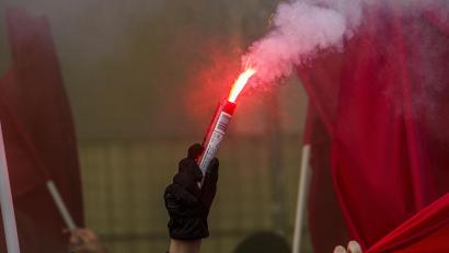 Bild: Andreas Arnold/dpa
Der Bayerische Fußball-Verband bestrafte den Regionalligisten Würzburger Kickers wegen des Einsatzes von Pyrotechnik im Fanblock.