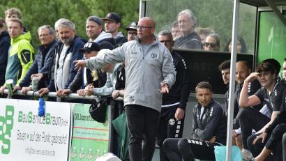 Bild: Hubert Ziegler
Der Blick von Markus Kipry, dem Trainer der DJK Gebenbach, ist schon auf die anstehenden Relegationsspiele zum Verbleib in der Bayernliga gerichtet.
