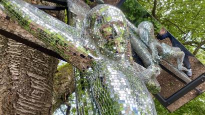 Bild: Ina Piehler
Das Spiegelkreuz in Etsdorf: Auch der Christus-Corpus ist mit Spiegelstücken verkleidet.
