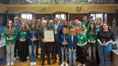 Bild: mfh
Im Großen Rathaussaal wurden Auerbachs "Beste" und auch Wilhelm Schelz (mit Urkunde), Empfänger der Bürgermedaille, von Bürgermeister Joachim Neuß (Mitte) geehrt.