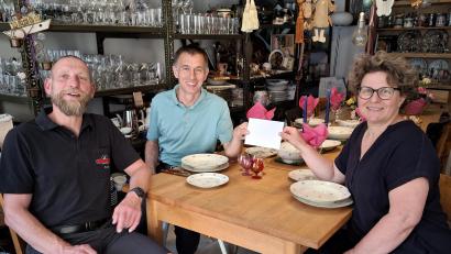 Bild: mfh
Andy Moser (stellvertretender Vorsitzender Schlackenverein, von links) und Dr. Christian Koch (Vorsitzender Schlackenverein) überreichen an Elke Wolfsteiner von der Diakonie die Spende von 3447 Euro.