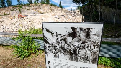 Archivbild: Armin Weigel
Eine Informationstafel steht vor dem Steinbruch des ehemaligen Konzentrationslagers Flossenbürg.