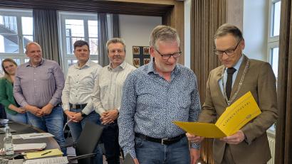 Bild: pz
Bürgermeister Bernd Sommer (von rechts) vor der Verleihung der Ehrennadel in Silber für 15-jährige Stadtratsarbeit an Johann Wurm. Martin Rosner und Markus Härtl von der Verwaltung sowie die Stadtratsmitglieder Andreas Riedl und Katja Bloßfeldt schauen interessiert zu.