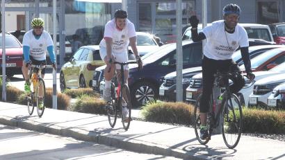 Bild: Hirsch
Der Radsportler Holger Speckhahn (rechts) traf auf seiner Benefiz-Tour durch Deutschland zusammen mit seinen Begleitern am Ende der sechsten Etappe in Schwarzenfeld ein.