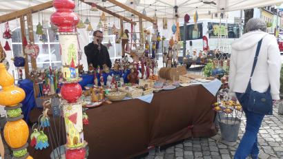 Bild: rn
Eine große Vielfalt kunsthandwerklicher Exponate prägt das Marktgeschehen am Eschenbacher Karlsplatz.