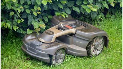 Bild: Symbolbild Monika Skolimowska/dpa
Ein Mähroboter mäht Gras in einem Garten.