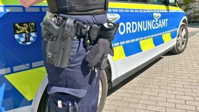 Bild: Andreas Hofmeister/Stadt Schwandorf
Die neuen Pfefferspray-Geräte zählen ab sofort zur Ausrüstung der Schwandorfer Kräfte des Ordnungsamtes im Außendienst.