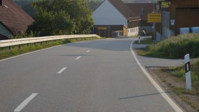 Bild: wel
Die Straße von Wildstein nach Kühried lädt zum schnellen Fahren ein. Bei fast der Hälfte der erfassten Fahrzeuge wurde die Geschwindigkeit von 50 km/h nicht eingehalten