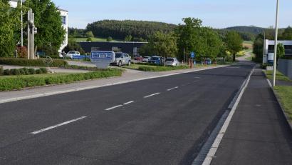 Bild: bnr
Während der Brückenarbeiten im Jahr 2026 wird die Ernst-Hanauer-Straße als Umgehungsstraße benötigt. Zuvor müssen jedoch der Straßenkörper instandgesetzt und die Wasserleitung in diesem Bereich erneuert werden.