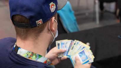 Bild: Symbolbild Hannes P. Albert/dpa
Ein Mann mit Pokemon-Karten