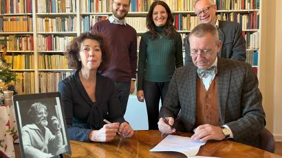Bild: Jürgen Wagner/exb
Unter den Augen H. E. Erwin Walthers (Bild links) und im Beisein der VorstandsmitgliederChristof Weiß, Katrin Klose und Fabian Kern (hinten von links) unterzeichneten Michaela Grammer und Martin Grammer die Stiftungsurkunde.