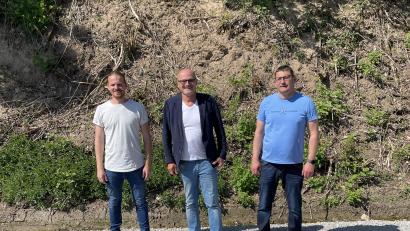 Bild: Anton Köppl
Matthias Vogl von der Firma Seebauer (von links), Bürgermeister Maximilian Beer und Volker Schneeberger vom Bauamt freuen sich über die abgeschlossene Sanierung des „Roter Marterl“-Weges in Klosterhäuser.