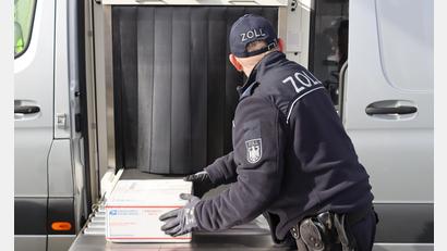 Bild: Hauptzollamt Regensburg
Ein Paket geht zum Röntgen.