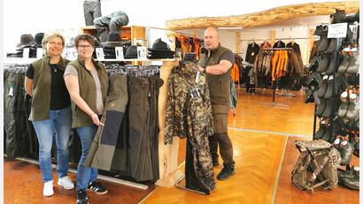 Bild: Portner
Alles für Jagd und Outdoor: Mark und Bianca Liebermann präsentieren zusammen mit Mitarbeiterin Cara Last (links) den neuen Laden auf dem Müller-Gelände in Oberviechtach.