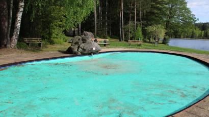 Bild: prh
Eine Gefahrenquelle für die Kinder stellen die Granitfindlinge am Kinderbecken im Naturbadeplatz am Großen Weiher in Plößberg dar. Sie sollen entfernt und die gesamte Anlage erneuert werden.