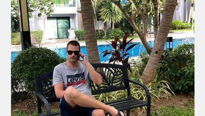Bild: Bönning
Die Leitung nach Amberg steht: Jan Bönning bespricht potentielle Neuzugänge auch im Thailand-Urlaub mit den Verantwortlichen des ERSC Amberg.