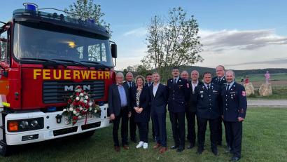 Bild: Wilfahrt
Bürgermeister Michael Wilfahrt (Fünfter von links) mit Feuerwehr-Vertretern und Ehrengästen beim Florianstag.