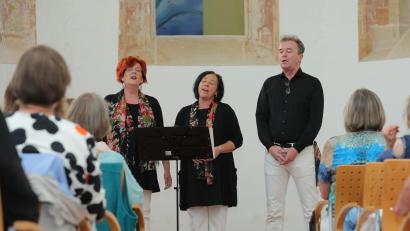Bild: Wolfgang Steinbacher
Georgische Musik mit dem Gesangs-Trio Megobrebi aus Wien gab es in der vollbesetzten Schlosskapelle in Sulzbach-Rosenberg zu hören.