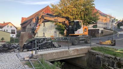 Bild: wro
Wegen des Neubaus der Netzbachbrücke in Falkenberg ist die Schönfichter Straße seit dieser Woche gesperrt.