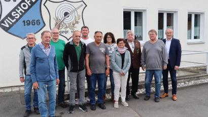 Bild: mrr
Die Geehrten der SG Gut Ziel Vilshofen mit kommissarisch Erstem Vorsitzenden Josef Spies (3.v.r.) und Bürgermeister Erwin Geitner (r.).