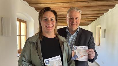 Bild: Christine Hollederer
Charlene Rubenbauer (hier mit Landrat Richard Reisinger) ist die neue Pflegeberaterin im Landkreis Amberg-Sulzbach. Mit ihr haben Angehörige von pflegebedürftigen Menschen eine Ansprechpartnerin.
