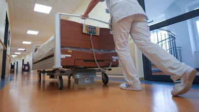 Symbolbild: Marcus Brandt/dpa
Eine Krankenschwester schiebt ein Bett über den Flur einer Klinik. Im Gesundheitswesen sind laut Agentur für Arbeit aktuell Stellen frei.