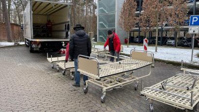 Bild: lei
Die Betten aus dem Malteser-Waldkrankenhaus St. Marien in Erlangen werden für den Transport nach Rumänien verladen.