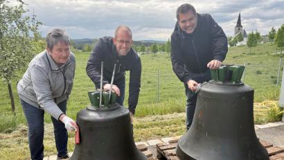 Bild: nza
Mesnerin Christine Zahn (links), Pfarrer Manuel Sauer (Mitte) und Kirchenvorstandsmitglied Christian Höllerer bereiten die zwei neuen Kirchenglocken für die Präsentation am Samstag vor.