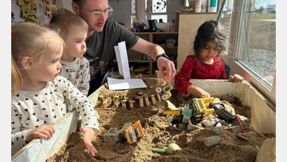 Bild: ck
Sebastian Reil leitet die Kindergartengruppe "Enten" im BRK Kindergarten Vohenstrauß. Eine Indoor-Baustelle bietet den Mädchen und Buben die Möglichkeit, auch bei schlechtem Wetter mit Sand zu spielen.