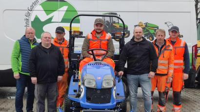 Bild: Markt Konnersreuth/Schönauer/exb
Bei der Übergabe des neuen Aufsitzrasenmähers mit dabei waren (von links) Bürgermeister Max Bindl, Sachbearbeiter Thorsten Malikowski, das Bauhof-Team mit Andreas Neumann, Achim Franzke sowie (von rechts) Matthias Hart und Peter Hofmann und Klaus Schwägerl aus Königshütte.