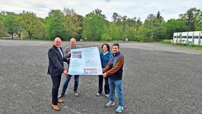 Bild: Torsten Ernstberger
Ein großer (Bau-)Plan für ein großes Gelände: (von links) Oberbürgermeister Oliver Weigel, Baudirektor Stefan Büttner, Martina Prucker von der Bauverwaltung und Michael Schneider vom Kommunalunternehmen erklären, welche Sanierungsarbeiten bald auf den Angerplatz vorgenommen werden müssen.