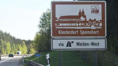 Bild: Gabi Schönberger
Diese braunen Schilder entlang den Autobahnen weisen auf Touristenziele hin.