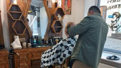 Bild: hka
Eigentlich dürfen Barbershops nur Bärte schneiden und pflegen. Hier macht der Mitarbeiter eine Ausnahme für einen Damen-Haarschnitt.