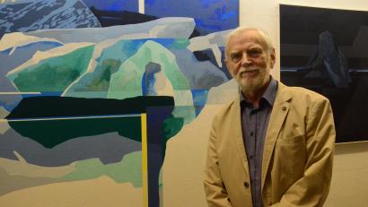 Archivbild: Helmut Kunz
Alfred Hertrich vor einem seiner Werke bei einer Ausstellung beim Kunstverein Weiden.