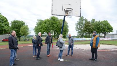 Bild: bey
Der Flosser Bauausschuss besichtigt das Sportgelände. Hier soll der Basketballplatz saniert werden. Die Korbanlage wird auf der gegenüberliegenden Seite errichtet, um künftig die Weitspringer nicht zu behindern.
