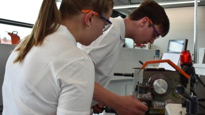 Bild: lue
Linda Schmid und Erik Kausler sind Azubis bei Siemens Healthineers in Kemnath. Im neuen "Education & Development Center" arbeiten sie an einer Drehbank.