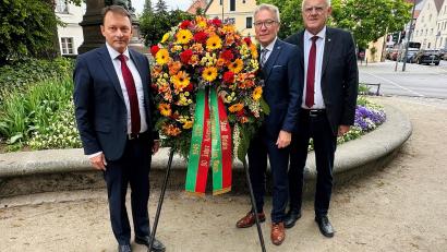 Bild: Pressestelle Stadt Weiden i.d.OPf.
Oberbürgermeister Jens Meyer (von links) und die Bürgermeister Reinhold Wildenauer und Lothar Höher legen gemeinsam zum Jahrestag "80 Jahre Kriegsende" am Schlörplatz in Weiden einen Kranz nieder.