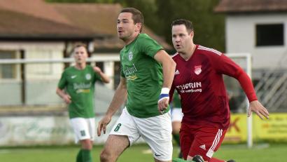 Bild: mhs
Der Wernberger Bastian Zimmermann (links) wird vom Pfreimder Spielertrainer Bastian Lobinger verfolgt. Das Hinspiel gewann Wernberg mit 2:0.